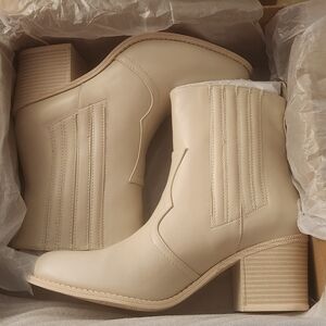 Women's (8) Western Booties - New